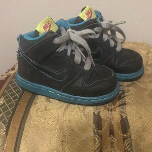 USED baby NIKE shoes in great condition 🙂 . Black / green / blue